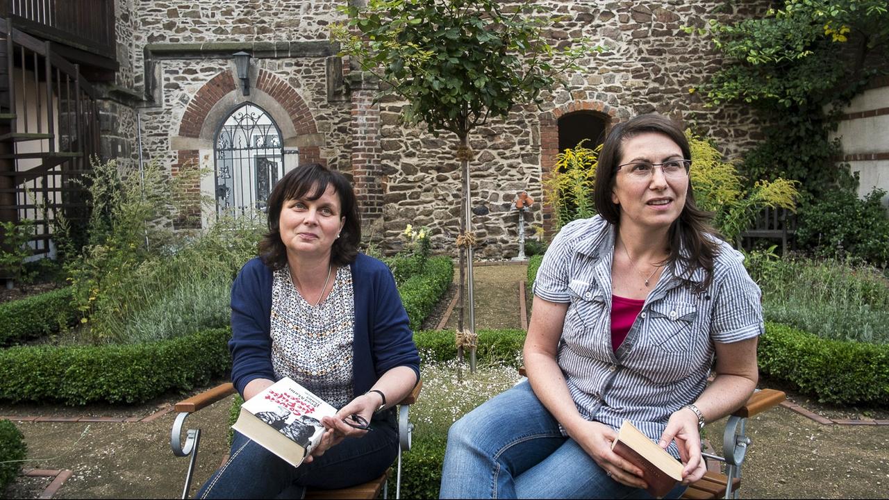 Die Bibliothekarinnen Kathrin Schäfer und Anja Hofmann pflegen das Erbe von Karl Preusker, der die erste deutsche Volksbücherei eröffnete. Die Bibliothekarinnen Kathrin Schäfer und Anja Hofmann pflegen das Erbe von Karl Preusker, der die erste deutsche Volksbücherei eröffnete.