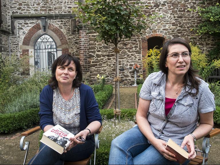 Die Bibliothekarinnen Kathrin Schäfer und Anja Hofmann pflegen das Erbe von Karl Preusker, der die erste deutsche Volksbücherei eröffnete.