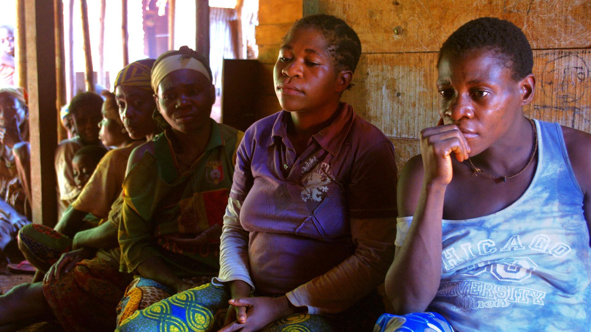 Eine Gruppe Baka-Pygmäen sitzt am 10.01.2016 im Dorf Mayos in Kamerun. Die Baka-Pygmäen des Dorfes Mayos im westafrikanischen Kamerun werden von der Regierung zwangsweise umgesiedelt, um Raum für Abholzung und Bergbau zu schaffen - und so die Wirtschaft anzukurbeln. Eine Gruppe Baka-Pygmäen sitzt am 10.01.2016 im Dorf Mayos in Kamerun. Die Baka-Pygmäen des Dorfes Mayos im westafrikanischen Kamerun werden von der Regierung zwangsweise umgesiedelt, um Raum für Abholzung und Bergbau zu schaffen - und so die Wirtschaft anzukurbeln.