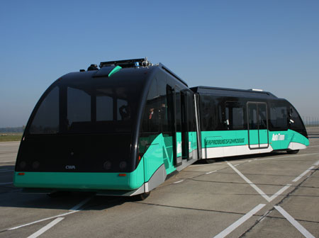 Die AutoTram®, entwickelt und erprobt am Fraunhofer IVI, vereint die Vorteile einer Straßenbahn mit denen eines Busses. Die AutoTram®, entwickelt und erprobt am Fraunhofer IVI, vereint die Vorteile einer Straßenbahn mit denen eines Busses.