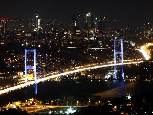 Die Bosporus-Brücke in Istanbul bei Nacht.