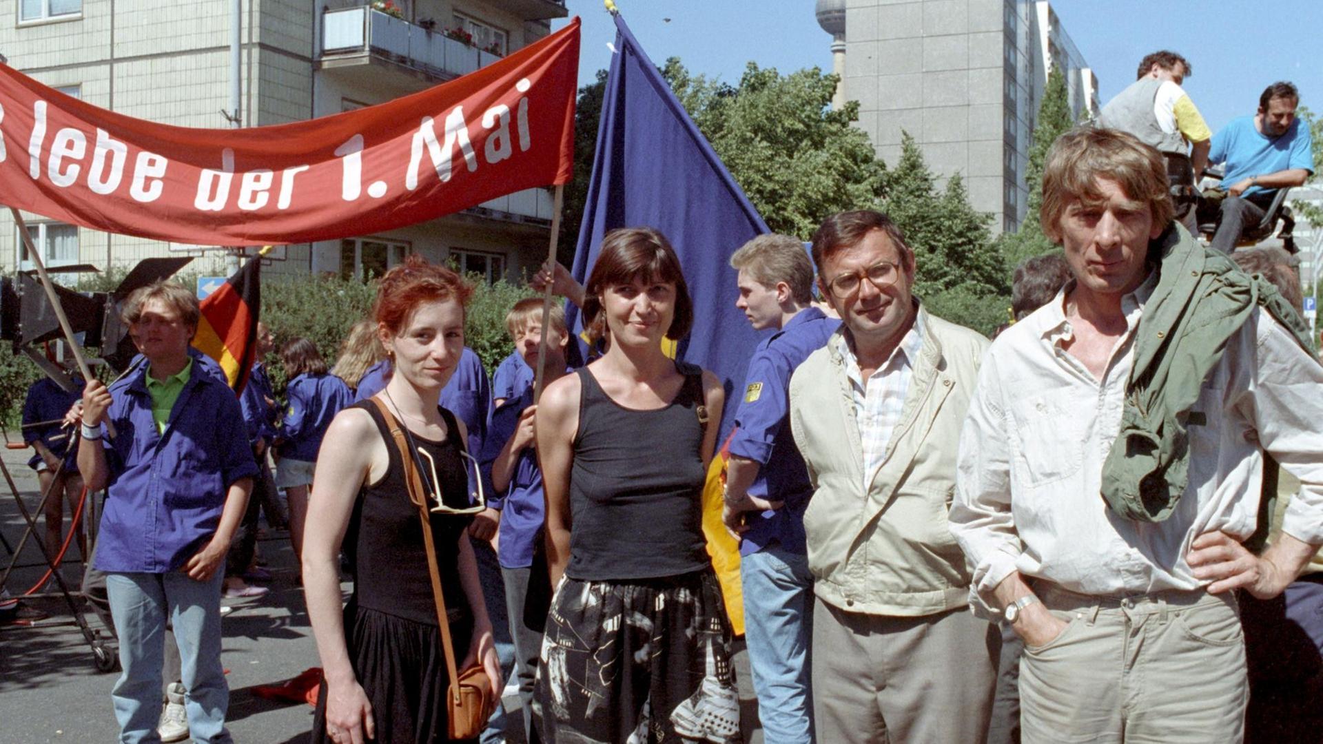 Hier in der Szene "1. Mai" von rechts: Axel Werner als Lehrer Simrock, Franz Viehmann als stellv. Schuldirektor Kabitzke, Regisseurin Gabriele Denecke und Ulrike Krumbiegel als Antonia. Hier in der Szene "1. Mai" von rechts: Axel Werner als Lehrer Simrock, Franz Viehmann als stellv. Schuldirektor Kabitzke, Regisseurin Gabriele Denecke und Ulrike Krumbiegel als Antonia.