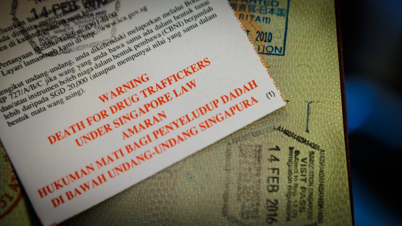 Einreisekarte für Singapur mit Hinweis auf die Todesstrafe. Einreisekarte für Singapur mit Hinweis auf die Todesstrafe.
