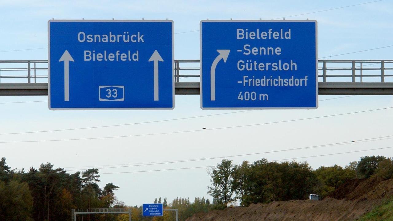 Hinweisschilder stehen auf einem noch nocht freigegebenen Teilstück der A33 in der Nähe von Bielefeld.