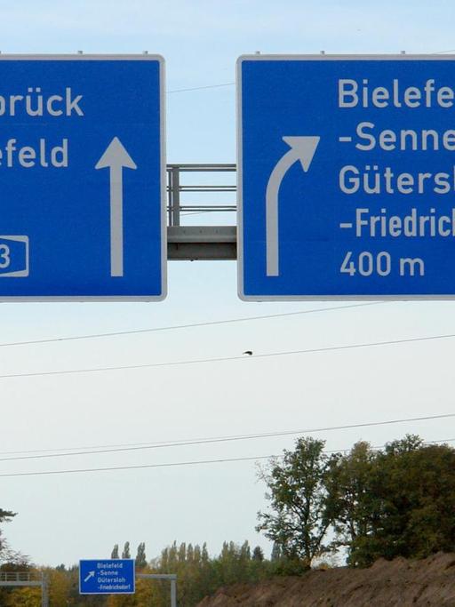 Hinweisschilder stehen auf einem noch nocht freigegebenen Teilstück der A33 in der Nähe von Bielefeld.