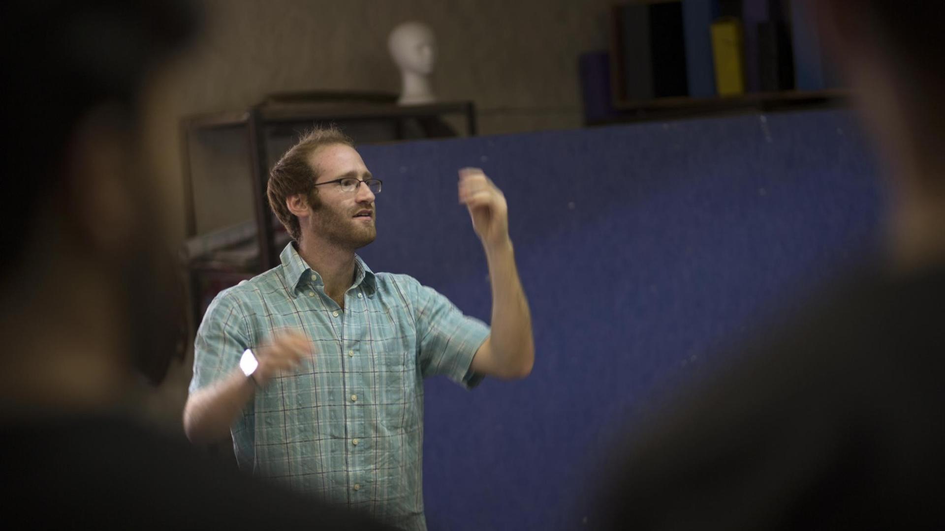 Micah Hendler dirigiert den Jerusalem Youth Chorus. Micah Hendler dirigiert den Jerusalem Youth Chorus.