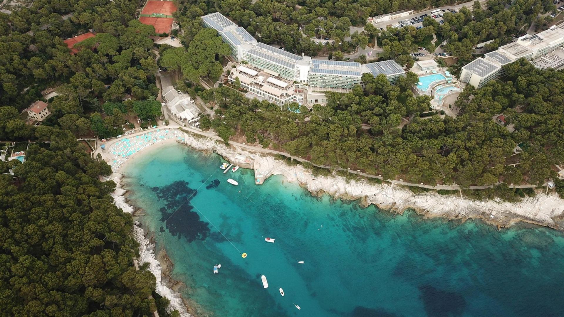 Luftaufnahme von Mali Losinj, Stadt auf der kroatischen Insel Losinj in der Adria Luftaufnahme von Mali Losinj, Stadt auf der kroatischen Insel Losinj in der Adria