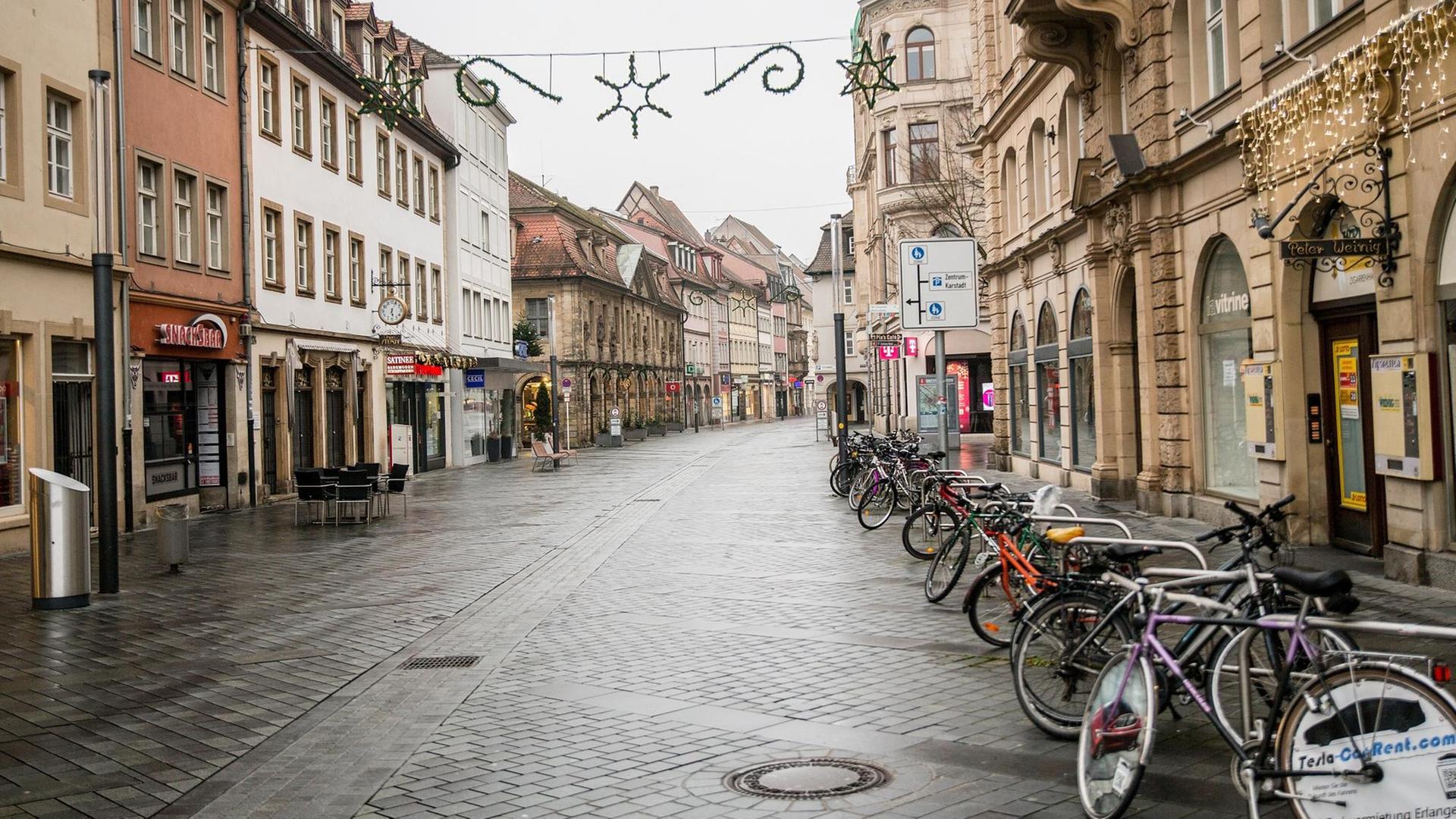Bamberg, Deutschland 13. Dezember 2020: Geschlossene Geschäfte und leere Fußgängerzone in Bamberg,. Bamberg, Deutschland 13. Dezember 2020: Geschlossene Geschäfte und leere Fußgängerzone in Bamberg,.