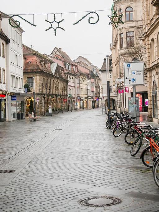 Geschlossene Geschäfte und leere Fußgängerzone in Bamberg