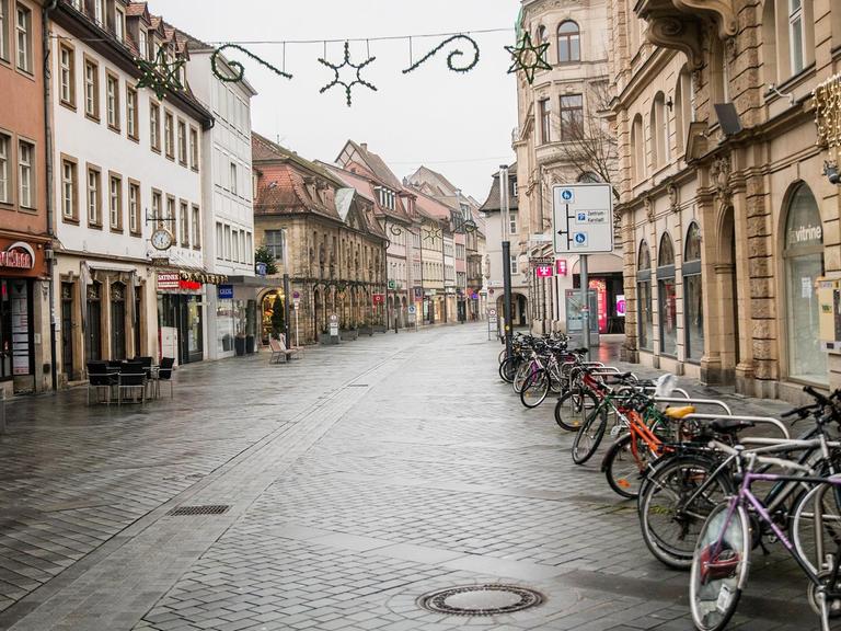 Geschlossene Geschäfte und leere Fußgängerzone in Bamberg