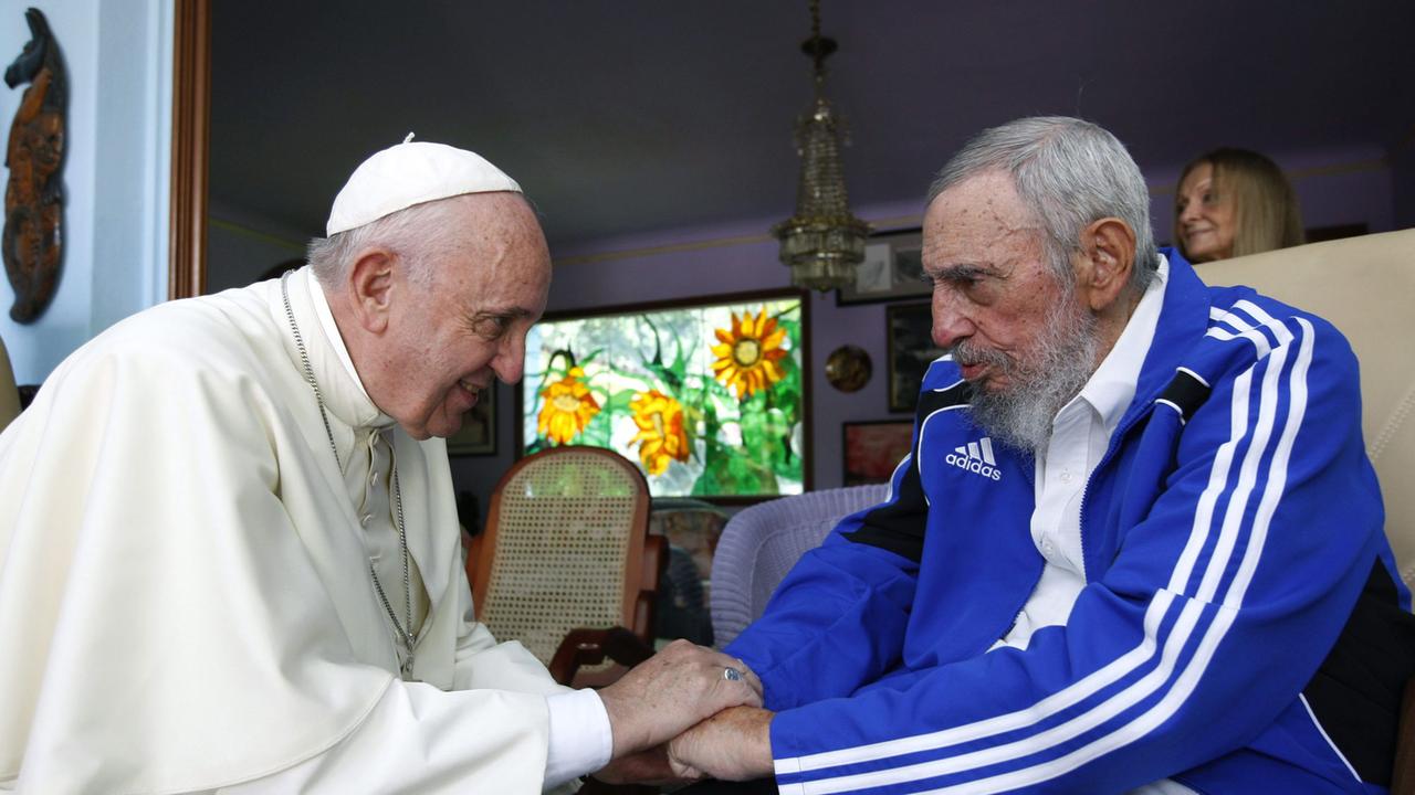 Fidel Castro (im Trainingsanzug) begrüßt Papst Franziskus im September 2015 in Havanna. 
 |
