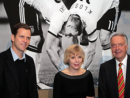 Fußball-Nationalmannschaftsmanager Oliver Bierhoff, die Fotografin Regina Schmeken und Kulturstaatsminister Bernd Neumann bei der Eröffnung von Schmeckens Ausstellung "Unter Spielern - Die Nationalmannschaft". Fußball-Nationalmannschaftsmanager Oliver Bierhoff, die Fotografin Regina Schmeken und Kulturstaatsminister Bernd Neumann bei der Eröffnung von Schmeckens Ausstellung "Unter Spielern - Die Nationalmannschaft".