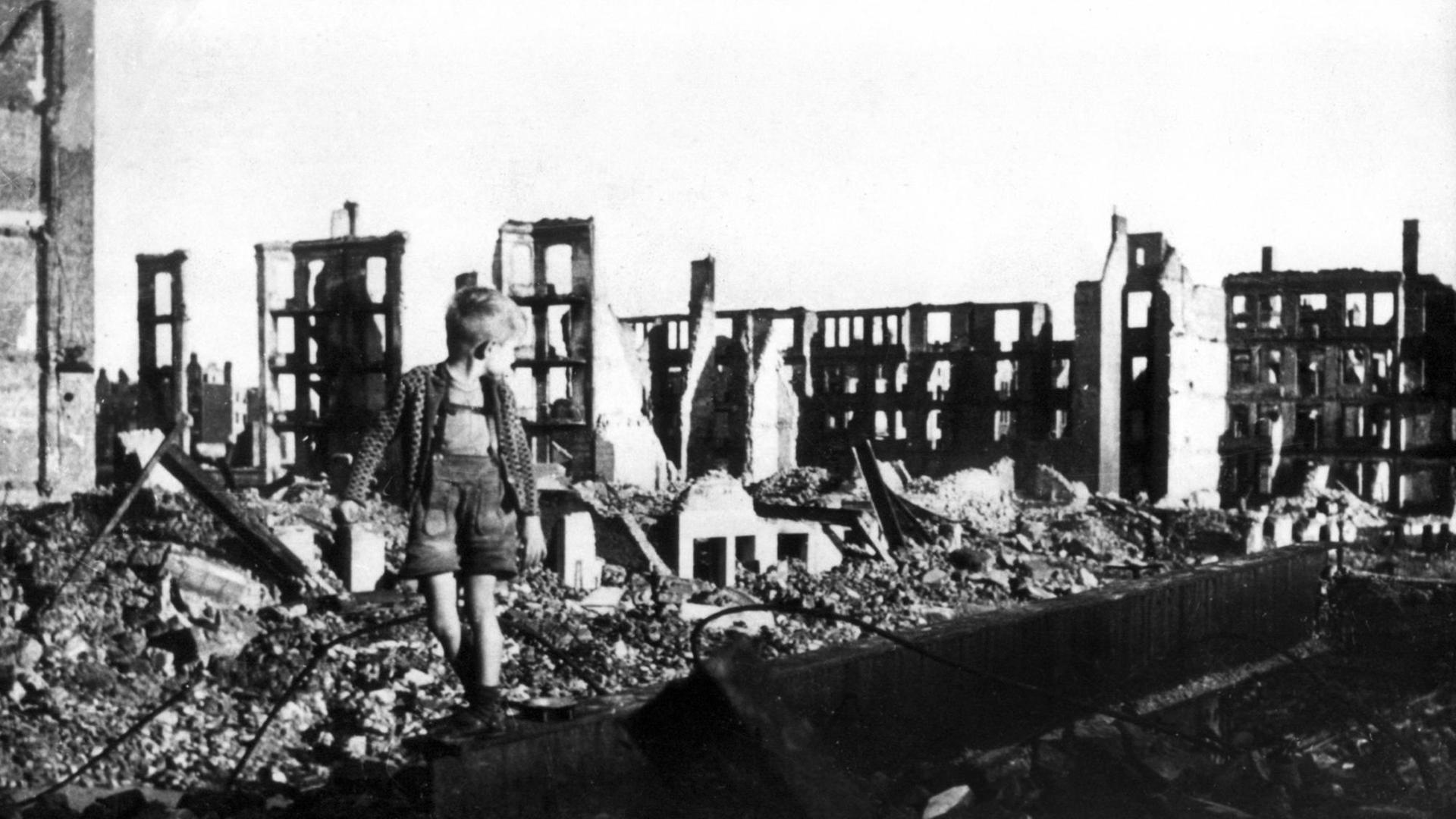Ein kleiner Junge zwischen Trümmern und Hausruinen in Hamburg. Aufnahme von 1946. Ein kleiner Junge zwischen Trümmern und Hausruinen in Hamburg. Aufnahme von 1946.