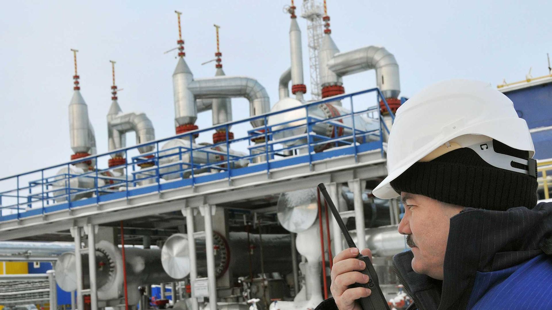 Ein Achimgaz-Mitarbeiter mit Funkgerät steht an der neuen Gasaufbereitungsanlage im westsibirischen Nowy Urengoi (Russland, Foto vom 12.11.2008). Hier haben die russische Gazprom und Wintershall (Kassel) die Erdgasförderung aus der Achimov-Formation gestartet. Ein Achimgaz-Mitarbeiter mit Funkgerät steht an der neuen Gasaufbereitungsanlage im westsibirischen Nowy Urengoi (Russland, Foto vom 12.11.2008). Hier haben die russische Gazprom und Wintershall (Kassel) die Erdgasförderung aus der Achimov-Formation gestartet.