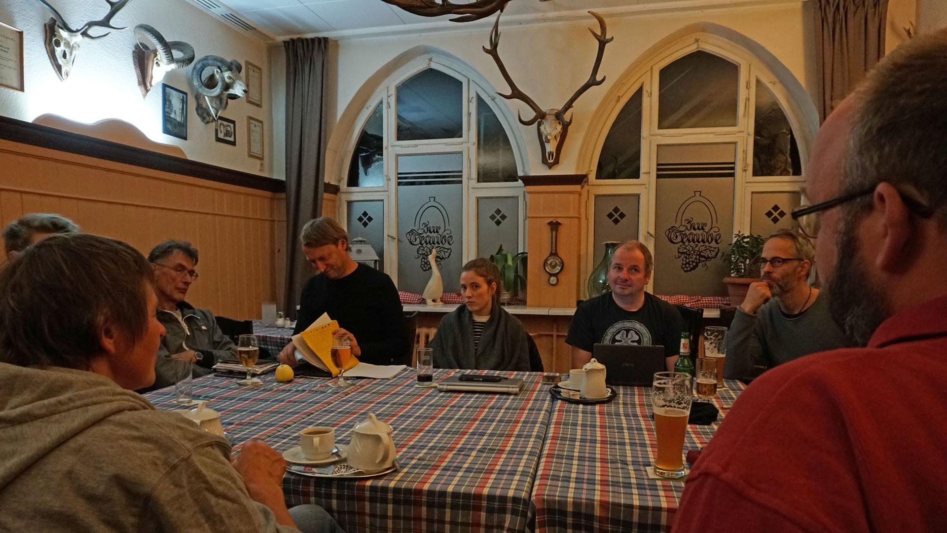 Treffen der Grünen-Kreisverband Eichsfeld in Heiligenstadt im rustikalen Hinterzimmer des Hotels "Zur Traube". Treffen der Grünen-Kreisverband Eichsfeld in Heiligenstadt im rustikalen Hinterzimmer des Hotels "Zur Traube".