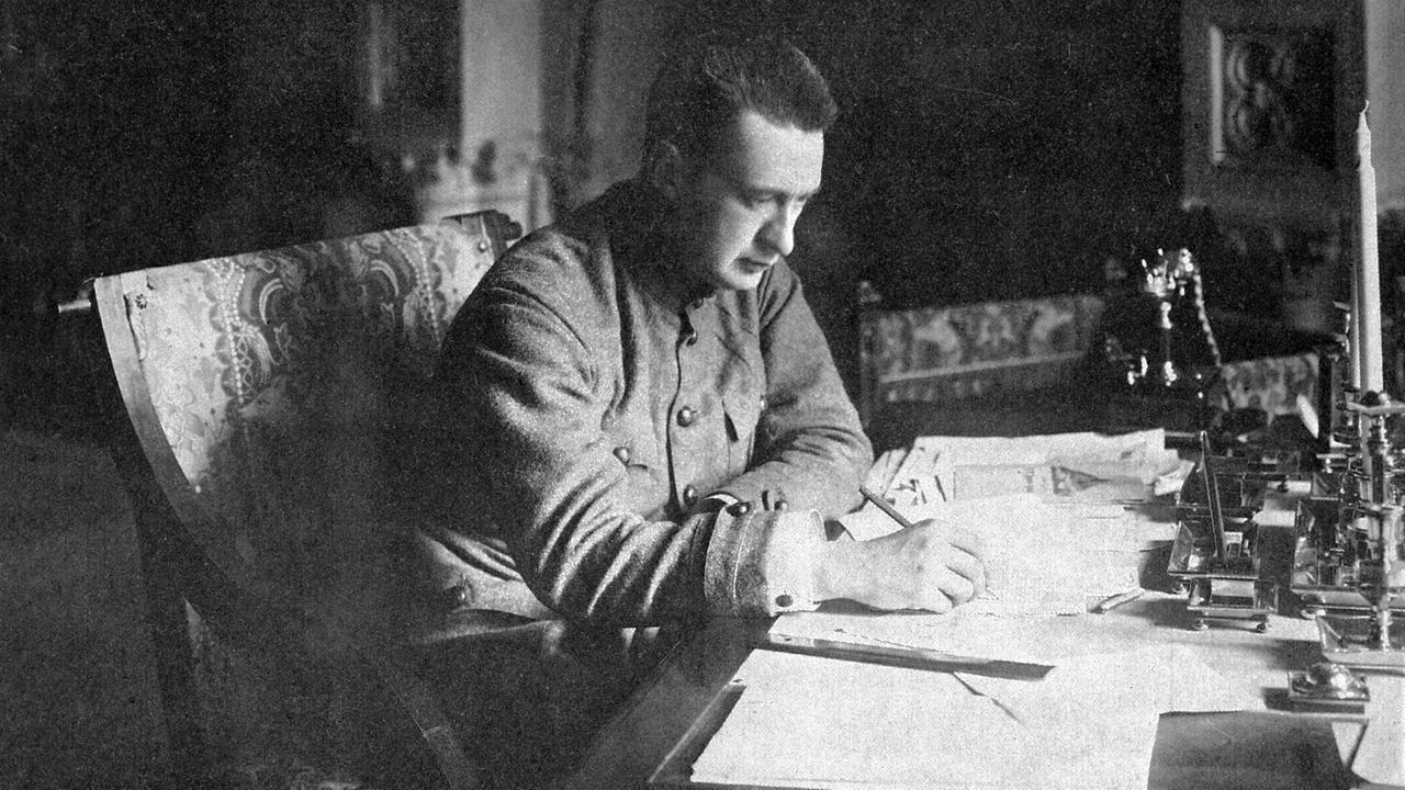 Russland, August 1917: Der Ministerpräsident der Übergangsregierung, Alexander Fjodorowitsch Kerenski, in seinem Arbeitszimmer Russland, August 1917: Der Ministerpräsident der Übergangsregierung, Alexander Fjodorowitsch Kerenski, in seinem Arbeitszimmer