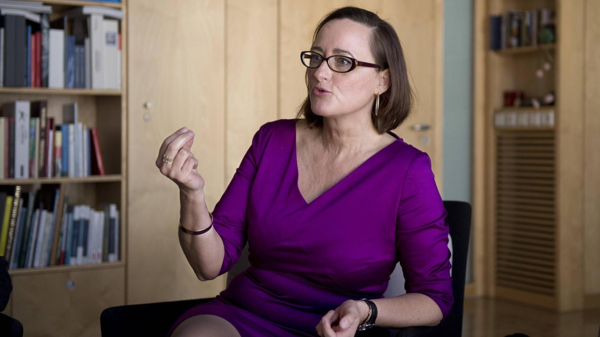 Die Linken-Politikerin Martina Renner hält während eines Interviews gestikulierend die rechte Hand hoch. Die Linken-Politikerin Martina Renner hält während eines Interviews gestikulierend die rechte Hand hoch.