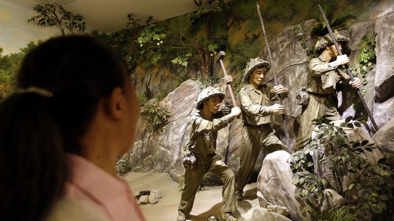 Eine Frau besucht das Museum Dien Bien Phu in Nordvietnam. Eine Frau besucht das Museum Dien Bien Phu in Nordvietnam.