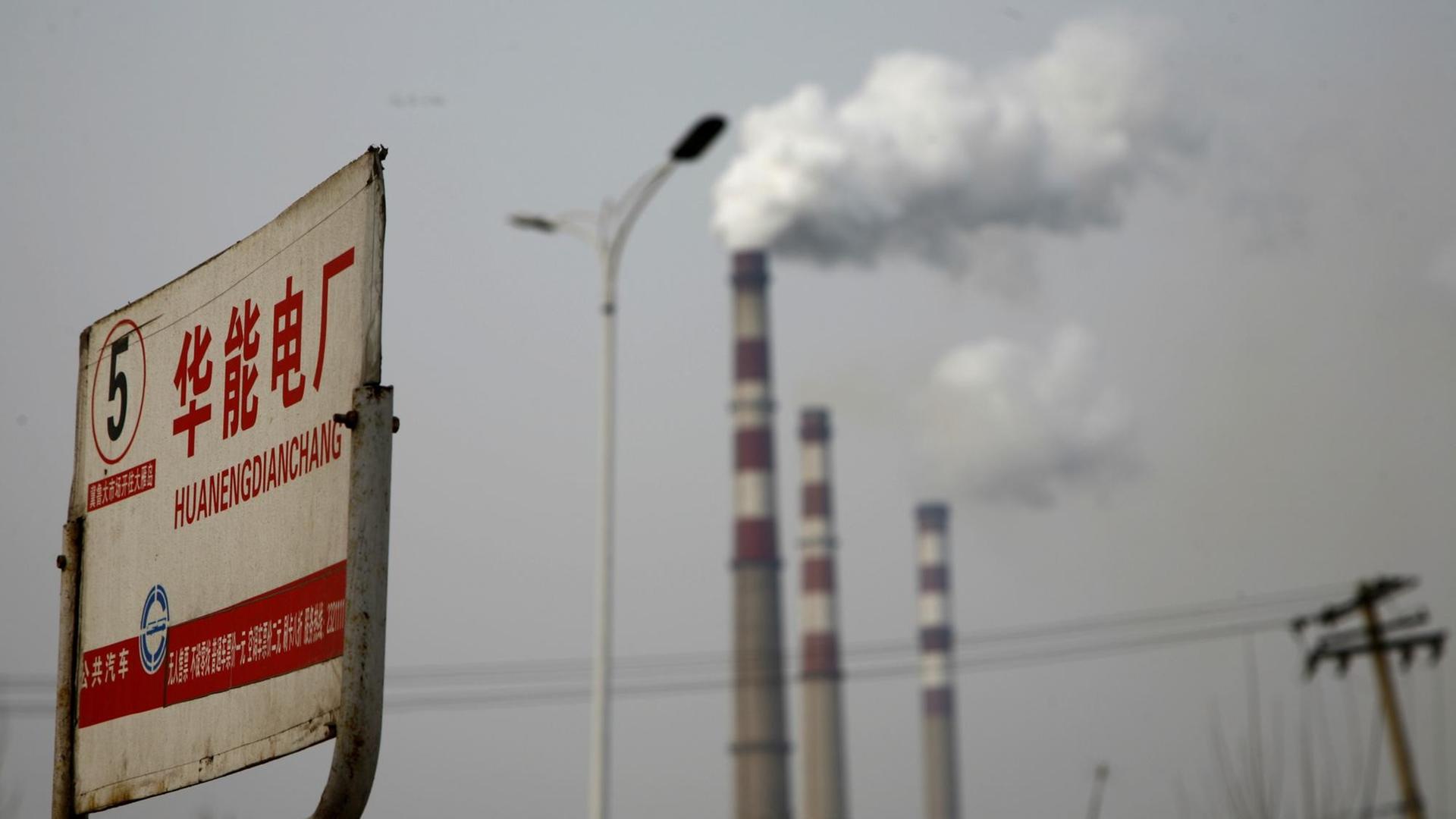 Qualmende Schornsteine von Kohlekraftwerken in der chinesischen Provinz Shandong Qualmende Schornsteine von Kohlekraftwerken in der chinesischen Provinz Shandong