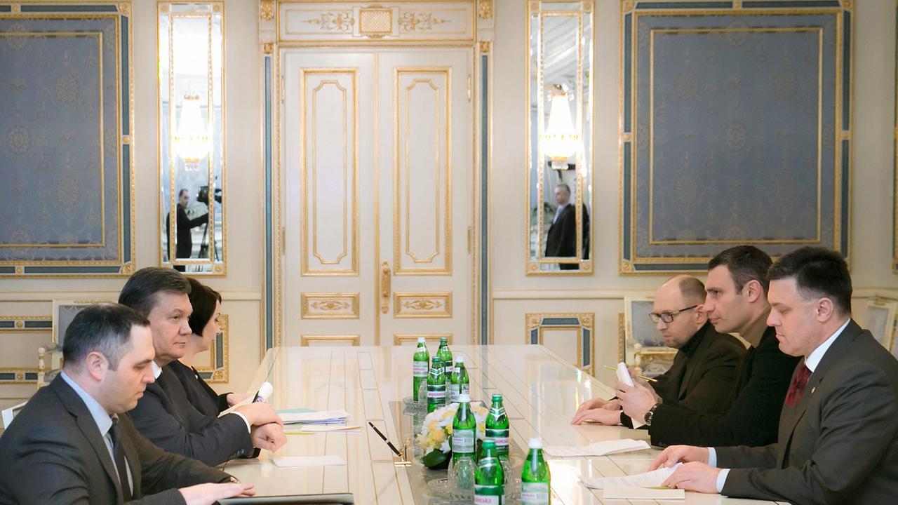 Am Montagabend traf sich Präsident Viktor Janukowitsch (M. l.) erneut mit den Führern der ukrainischen Opposition. Am Montagabend traf sich Präsident Viktor Janukowitsch (M. l.) erneut mit den Führern der ukrainischen Opposition.