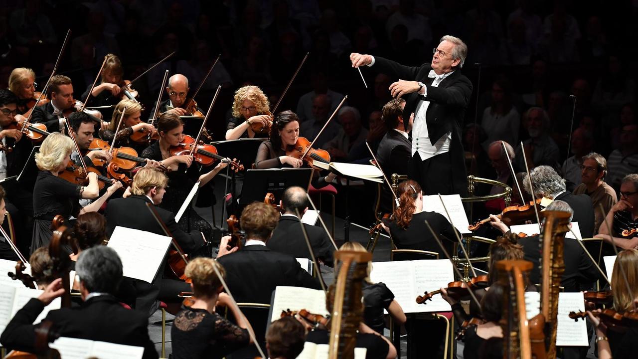 Das Orchestre Révolutionnaire et Romantique und sein Gründer, der Dirigent Sir John Eliot Gardiner Das Orchestre Révolutionnaire et Romantique und sein Gründer, der Dirigent Sir John Eliot Gardiner