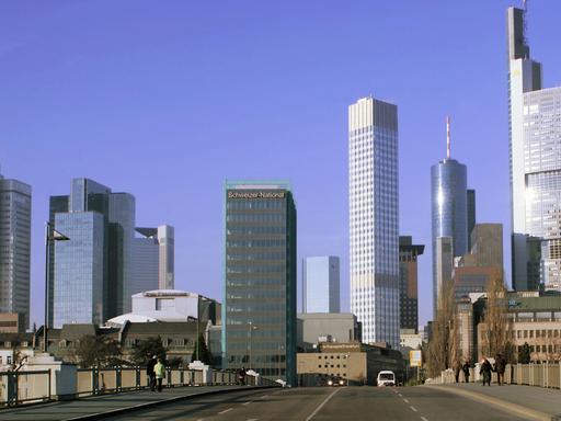 Die Hochhäuser der Skyline von Frankfurt am Main: Im Vordergrund ist die Untermain-Brücke zu sehen, die die Frankfurter Innenstadt mit dem Museumsufer und dem Stadtteil Sachsenhausen verbindet.