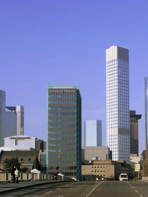 Die Hochhäuser der Skyline von Frankfurt am Main: Im Vordergrund ist die Untermain-Brücke zu sehen, die die Frankfurter Innenstadt mit dem Museumsufer und dem Stadtteil Sachsenhausen verbindet.