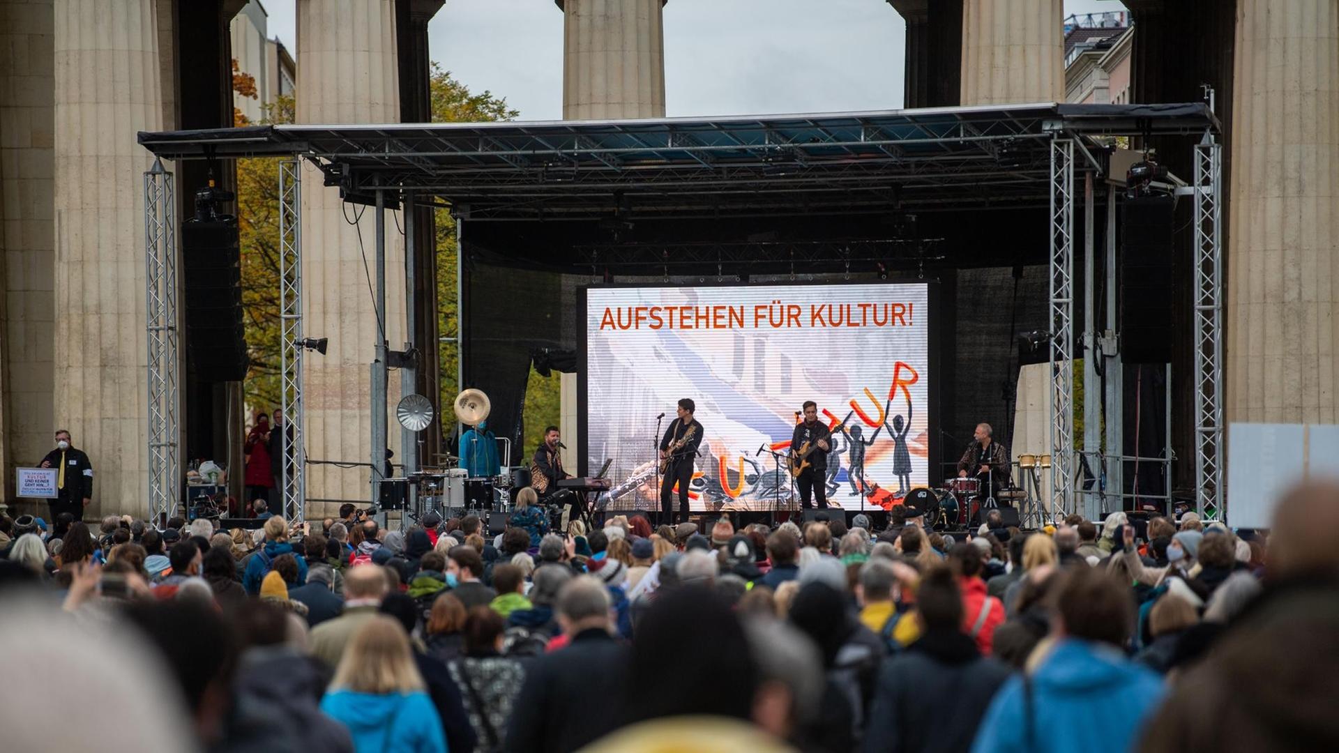 Hunderte Personen haben sich am Königsplatz zu einer Demonstration versammelt. Unter dem Motto «Aufstehen für die Kultur» erinnern Künstler an die schwierigen Lebenssituationen, die aus der Coronakrise für viele Kulturschaffende entstanden sind. Hunderte Personen haben sich am Königsplatz zu einer Demonstration versammelt. Unter dem Motto «Aufstehen für die Kultur» erinnern Künstler an die schwierigen Lebenssituationen, die aus der Coronakrise für viele Kulturschaffende entstanden sind.