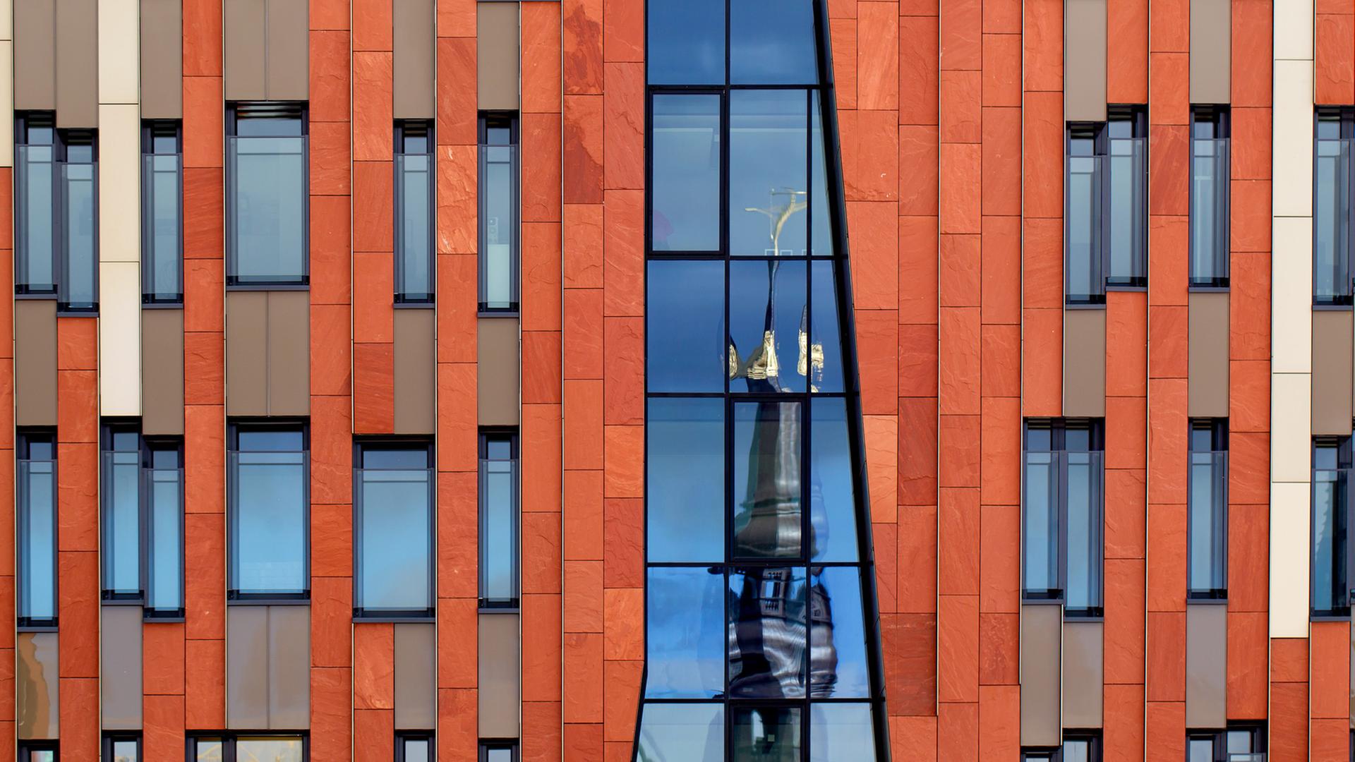 Die Fassade von einem Haus in der Hafencity in Hamburg Die Fassade von einem Haus in der Hafencity in Hamburg