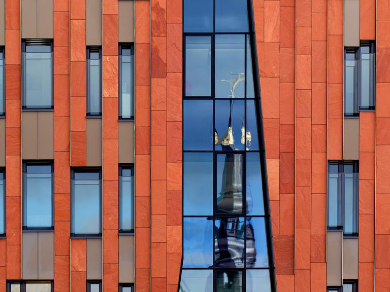 Die Fassade von einem Haus in der Hafencity in Hamburg