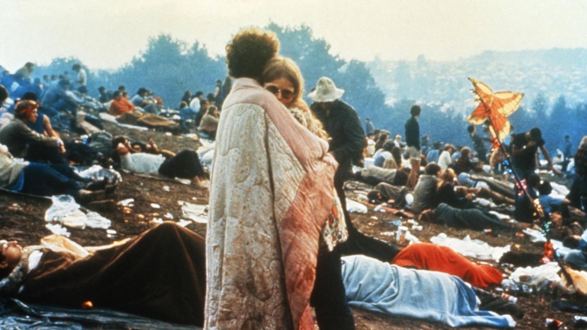 Ein Pärchen beim Woodstock Festival am 15. August 1969. Ein Pärchen beim Woodstock Festival am 15. August 1969.