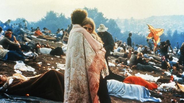 Ein Pärchen beim Woodstock Festival am 15. August 1969.