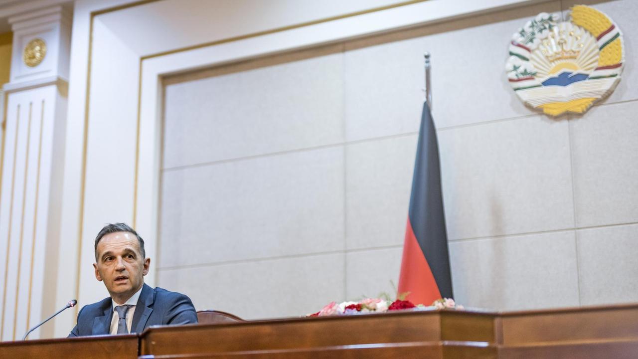 Bundesaussenminister Heiko Maas sitzt bei einer Pressekonferenz am Tisch Bundesaussenminister Heiko Maas sitzt bei einer Pressekonferenz am Tisch