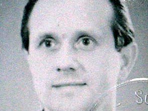 Passfoto aus dem SED-Mitgliedsausweis des Westberliner Polizeibeamten Karl-Heinz Kurras Passfoto aus dem SED-Mitgliedsausweis des Westberliner Polizeibeamten Karl-Heinz Kurras