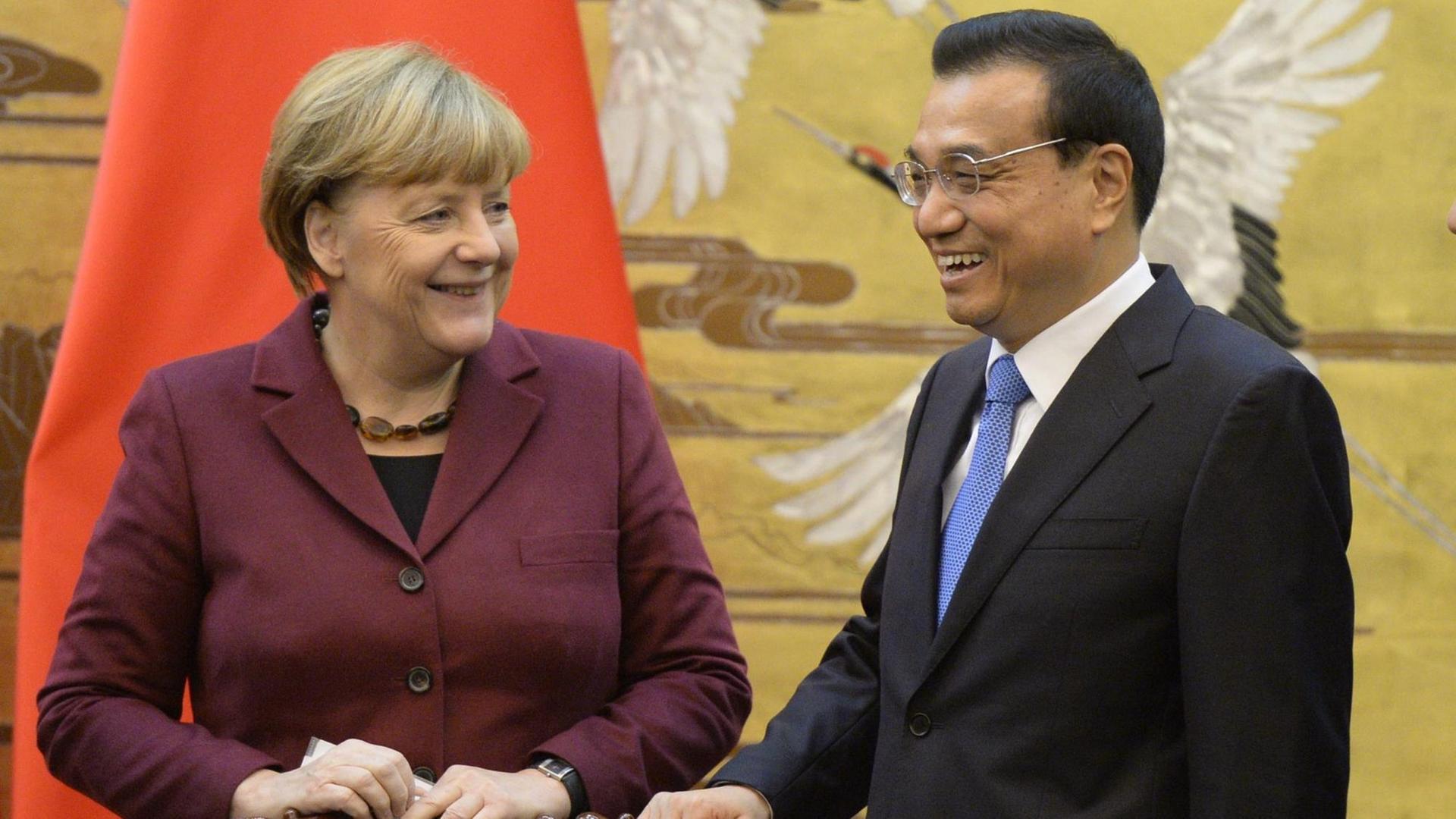 Bundeskanzlerin Merkel und der chinesische Ministerpräsident Li in der Großen Halle des Volkes in Peking Bundeskanzlerin Merkel und der chinesische Ministerpräsident Li in der Großen Halle des Volkes in Peking