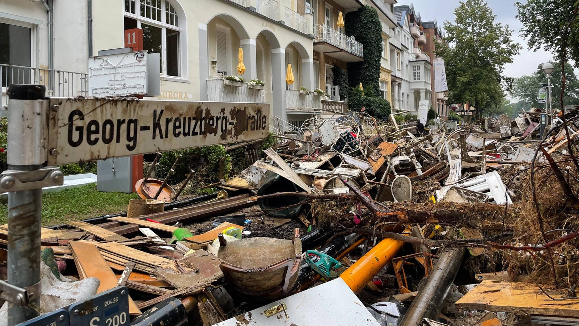 Nach dem Unwetter in Rheinland-Pfalz, 24.07.2021, Rheinland-Pfalz, Bad Neuenahr-Ahrweiler: Zerstörte Fahrzeuge liegen am Straßenrand auf aufgetürmten Sperrmüllbergen. Die Aufräumarbeiten in dem Hochwassergebiet sind in vollem Gange. Zahlreiche Autos wurden in dem Gebiet weggeschwemmt und zerstört. Bad Neuenahr-Ahrweiler Rheinland-Pfalz Deutschland Bad Neuenahr-Ahrweiler *** After the storm in Rhineland-Palatinate, 24 07 2021, Rhineland-Palatinate, Bad Neuenahr Ahrweiler Destroyed vehicles lie on the side of the road on piles of bulky waste The cleanup work in the flooded area is in full swing Numerous cars were washed away and destroyed in the area Bad Neuenahr Ahrweiler Rhineland-Palatinate Germany Bad Neuenahr Ahrweiler Copyright: x xonw-imagesx/xJasonxTschepljakowx Nach dem Unwetter in Rheinland-Pfalz, 24.07.2021, Rheinland-Pfalz, Bad Neuenahr-Ahrweiler: Zerstörte Fahrzeuge liegen am Straßenrand auf aufgetürmten Sperrmüllbergen. Die Aufräumarbeiten in dem Hochwassergebiet sind in vollem Gange. Zahlreiche Autos wurden in dem Gebiet weggeschwemmt und zerstört. Bad Neuenahr-Ahrweiler Rheinland-Pfalz Deutschland Bad Neuenahr-Ahrweiler *** After the storm in Rhineland-Palatinate, 24 07 2021, Rhineland-Palatinate, Bad Neuenahr Ahrweiler Destroyed vehicles lie on the side of the road on piles of bulky waste The cleanup work in the flooded area is in full swing Numerous cars were washed away and destroyed in the area Bad Neuenahr Ahrweiler Rhineland-Palatinate Germany Bad Neuenahr Ahrweiler Copyright: x xonw-imagesx/xJasonxTschepljakowx