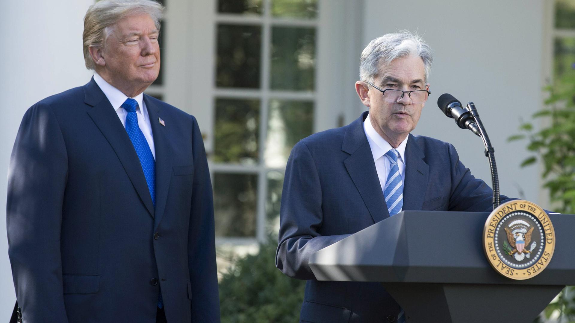 Im Rosengarten des Weißen Hauses nominierte US-Präsident Donald Trump den 64-jährigen Jerome Powell als Kandidaten für den Chefposten der US-Notenbank Fed. Im Rosengarten des Weißen Hauses nominierte US-Präsident Donald Trump den 64-jährigen Jerome Powell als Kandidaten für den Chefposten der US-Notenbank Fed.