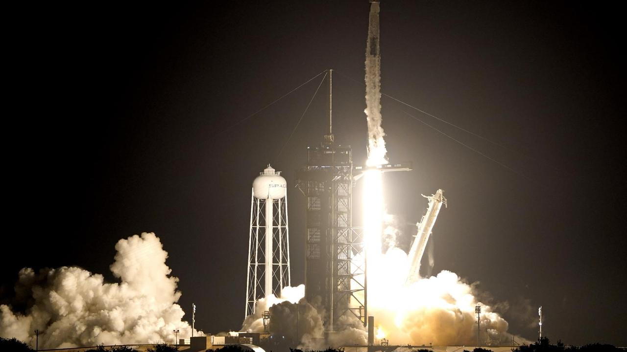Eine Falcon 9-Rakete startet vom Kennedy Space Center ins All. Eine Falcon 9-Rakete startet vom Kennedy Space Center ins All.