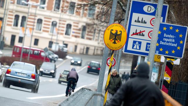 Passanten und Kraftfahrer überqueren die deutsch-polnische Grenze am Stadtpark in Görlitz