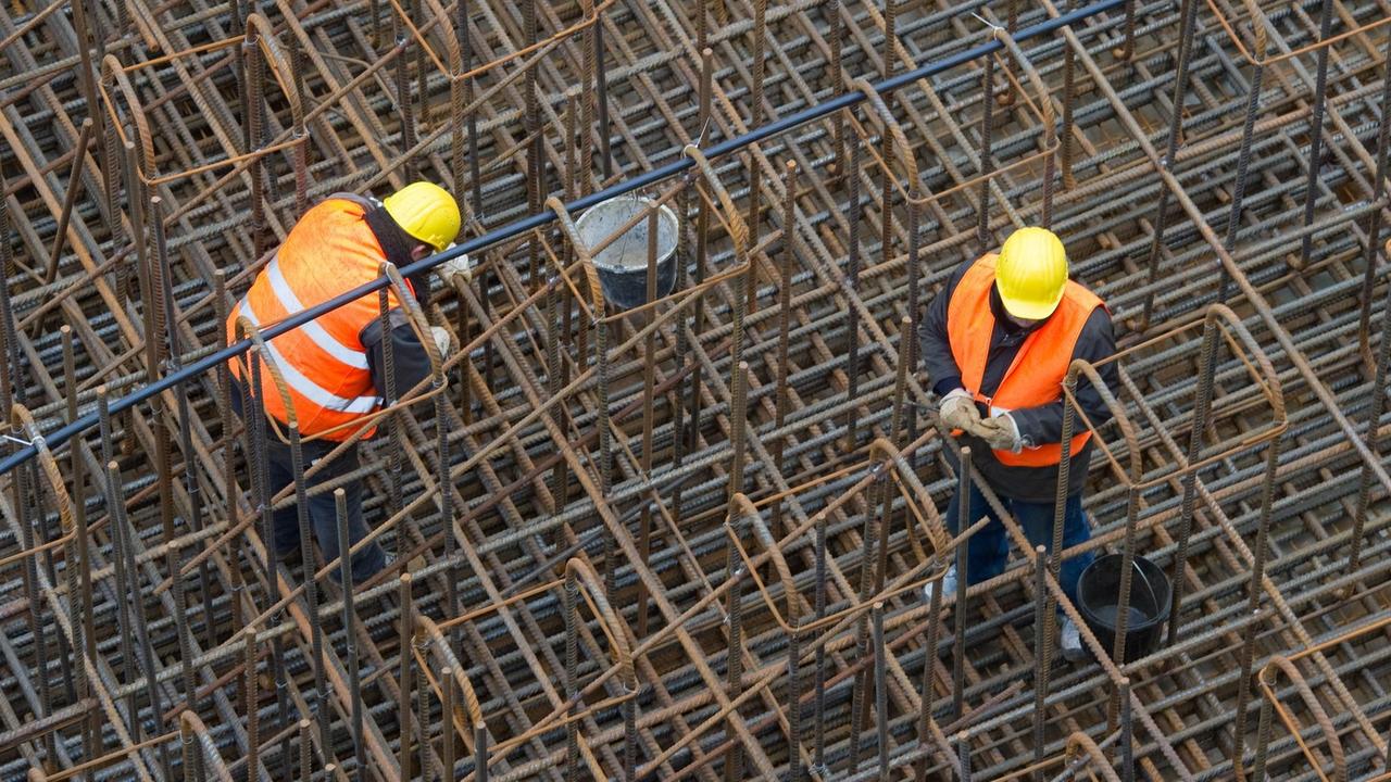 Bauarbeiter errichten ein Stahlgeflecht in Brandenburg.
Bauarbeiter errichten ein Stahlgeflecht in Brandenburg.