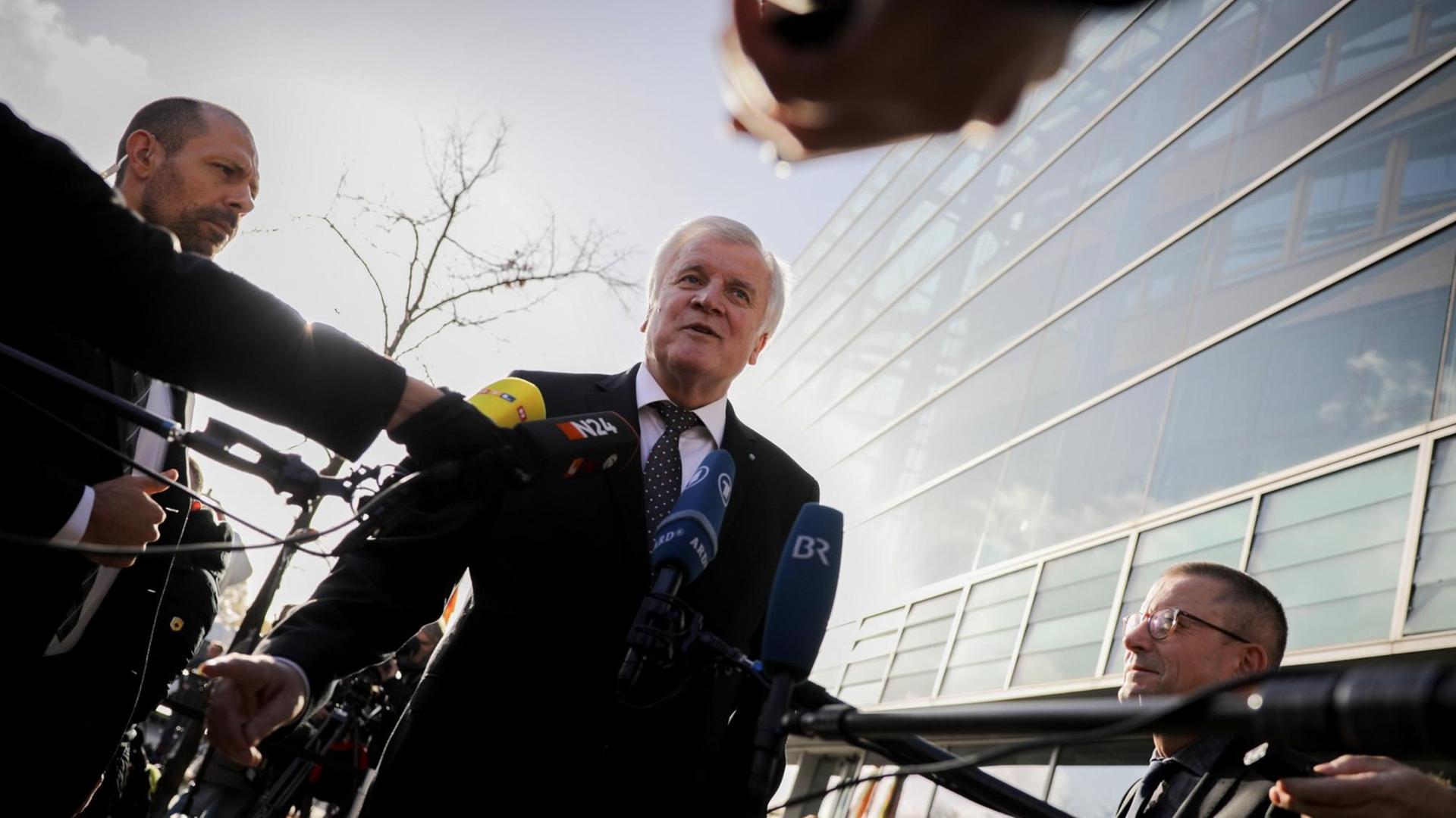 Bayerns Ministerpräsident Horst Seehofer (CSU) spricht am 17.11.2017 in Berlin zu Beginn der Fortsetzung der Sondierungsgespräche in der CDU-Zentrale mit Journalisten. Bayerns Ministerpräsident Horst Seehofer (CSU) spricht am 17.11.2017 in Berlin zu Beginn der Fortsetzung der Sondierungsgespräche in der CDU-Zentrale mit Journalisten.