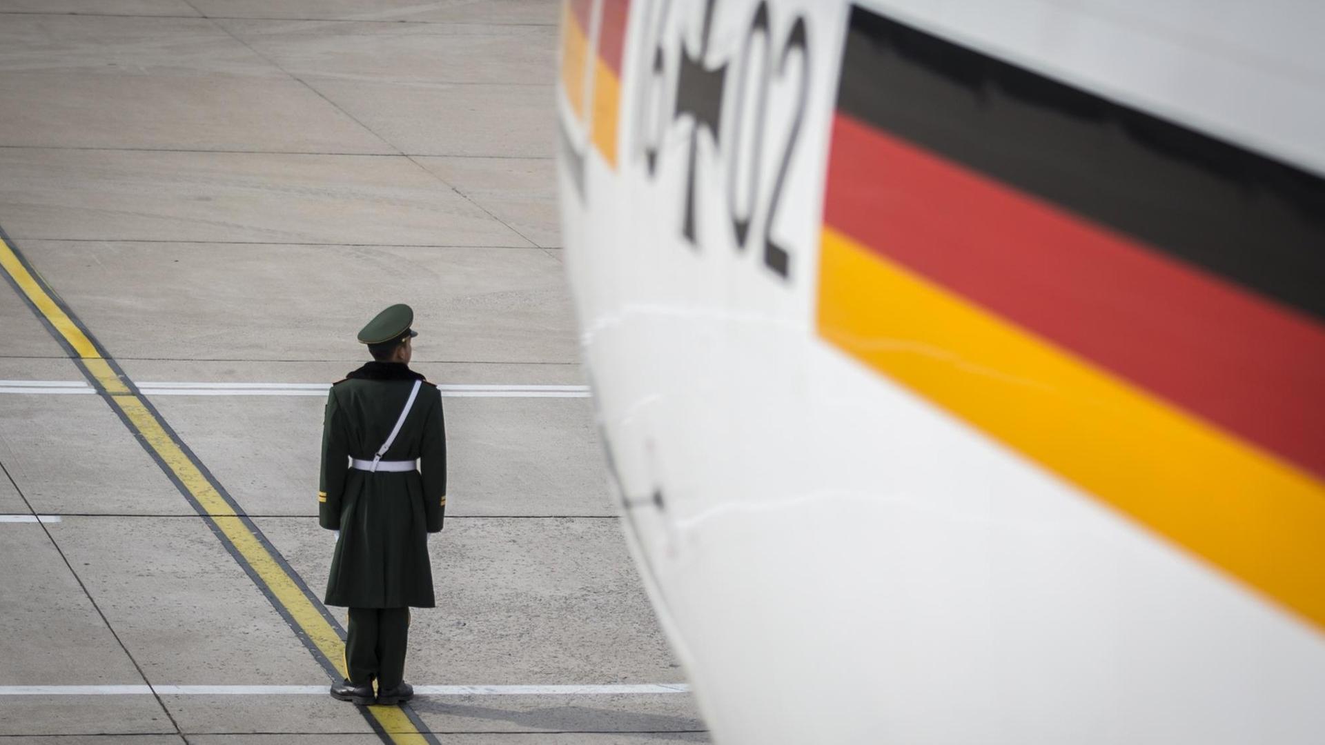 Ein chinesischer Soldat steht vor der Regierungsmaschine der Bundesrepublik Deutschland auf dem Rollfeld des Flughafens in Beijing. Ein chinesischer Soldat steht vor der Regierungsmaschine der Bundesrepublik Deutschland auf dem Rollfeld des Flughafens in Beijing.