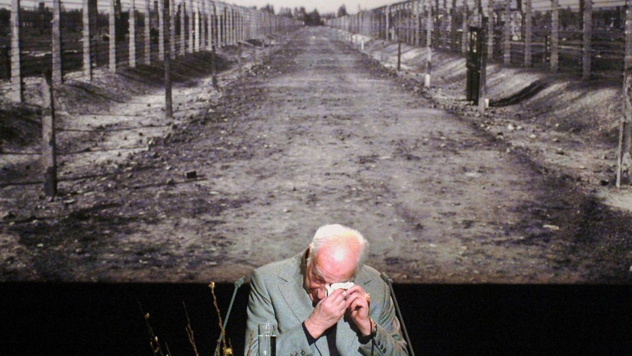 Ein Auschwitz-Überlebender auf der Gedenkveranstaltung zur Befreiung des Konzentrationslagers durch die sowjetische Armee wischt sich mit einem Taschentuch Tränen aus dem Auge.