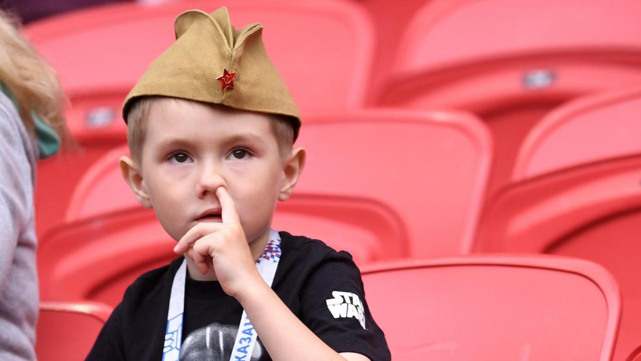 Fußball: Confederations Cup, Mexiko - Russland, Vorrunde, Gruppe A, 3. Spieltag am 24.06.2017 in Kasan-Arena, in Kasan (Tatarstan). Ein junger Fan aus Russland, der sich ein Soldatenkäppi aufgestzt hat, wartet auf den Spielbeginn. Foto: Marius Becker/dpa | Verwendung weltweit Fußball: Confederations Cup, Mexiko - Russland, Vorrunde, Gruppe A, 3. Spieltag am 24.06.2017 in Kasan-Arena, in Kasan (Tatarstan). Ein junger Fan aus Russland, der sich ein Soldatenkäppi aufgestzt hat, wartet auf den Spielbeginn. Foto: Marius Becker/dpa | Verwendung weltweit