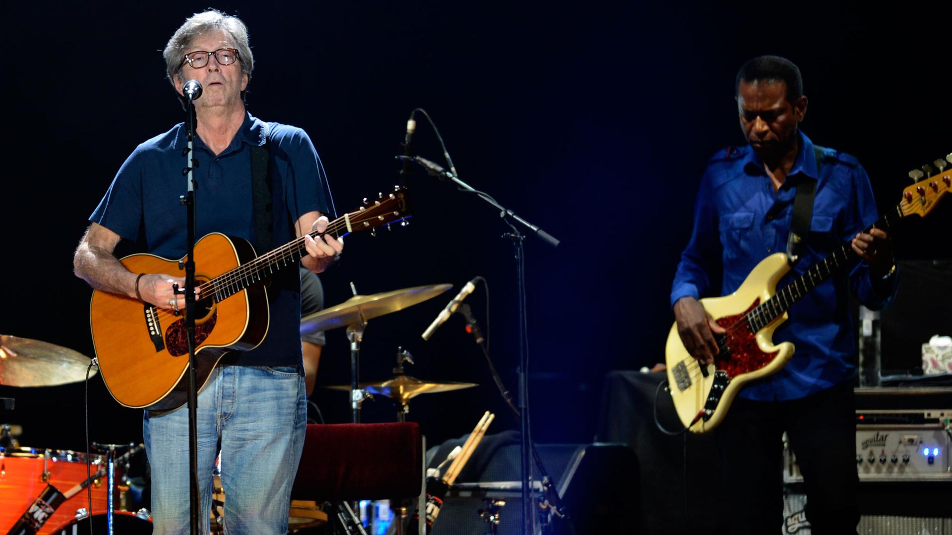 Der britische Sänger Eric Clapton bei einem Auftritt in Prag am 19.06.2013 Der britische Sänger Eric Clapton bei einem Auftritt in Prag am 19.06.2013