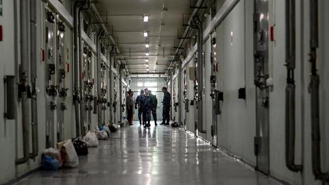 Angestellte eines Moskauer Gefängnisses betreten einen langen Flur mit Hochsicherheitstüren im Juni 2016