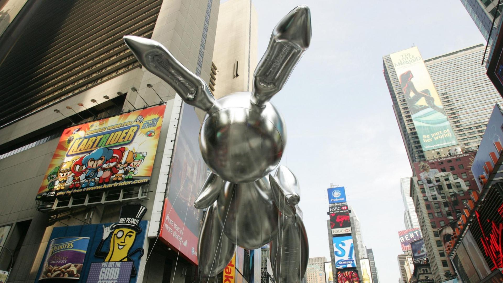 Jeff Koons Rabbit fliegt als Ballon über den Time Square in New York während der Parade am Thanksgiving Day 2007. Jeff Koons Rabbit fliegt als Ballon über den Time Square in New York während der Parade am Thanksgiving Day 2007.