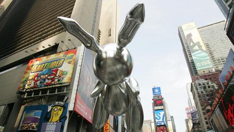 Jeff Koons Rabbit fliegt als Ballon über den Time Square in New York während der Parade am Thanksgiving Day 2007.