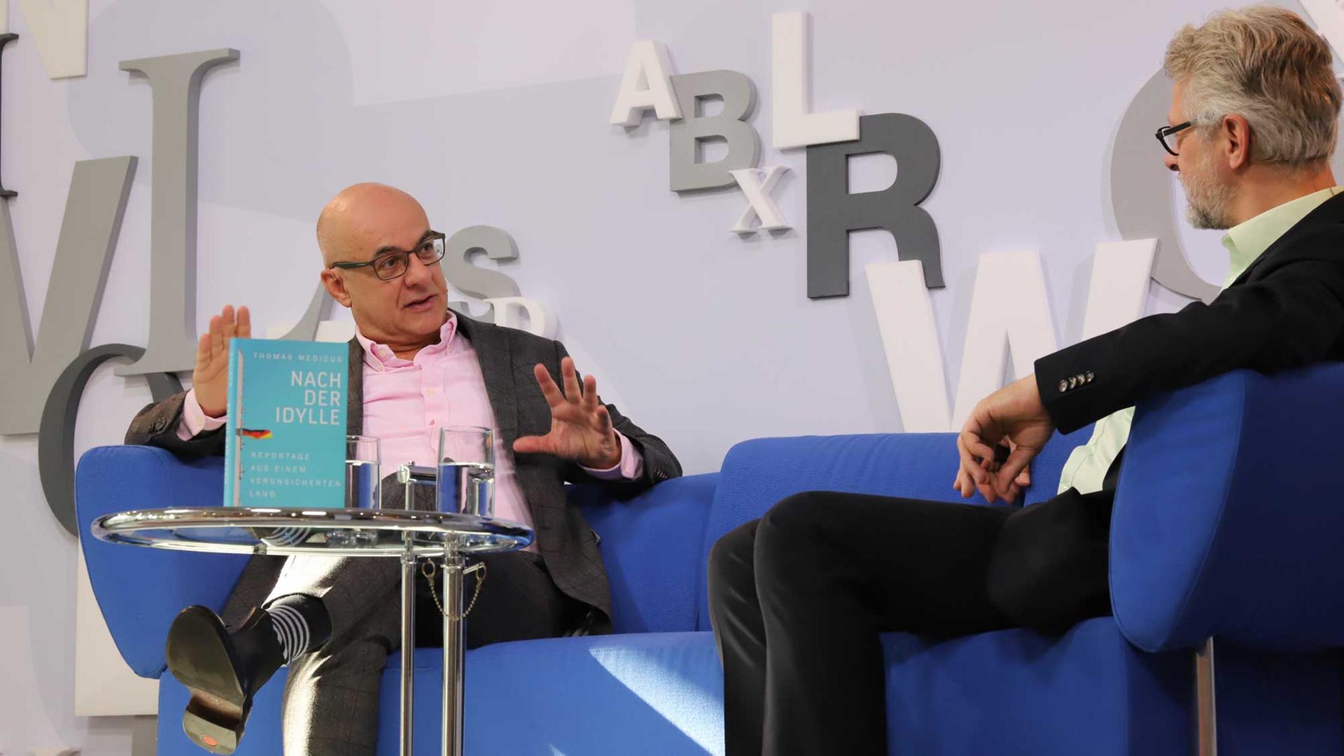Frankfurter Buchmesse 2017: Thomas Medicus im Gespräch mit Hans Dieter Heimendahl von Deutschlandfunk Kultur über sein Buch "Nach der Idylle – Reportage aus einem verunsicherten Land". Frankfurter Buchmesse 2017: Thomas Medicus im Gespräch mit Hans Dieter Heimendahl von Deutschlandfunk Kultur über sein Buch "Nach der Idylle – Reportage aus einem verunsicherten Land".