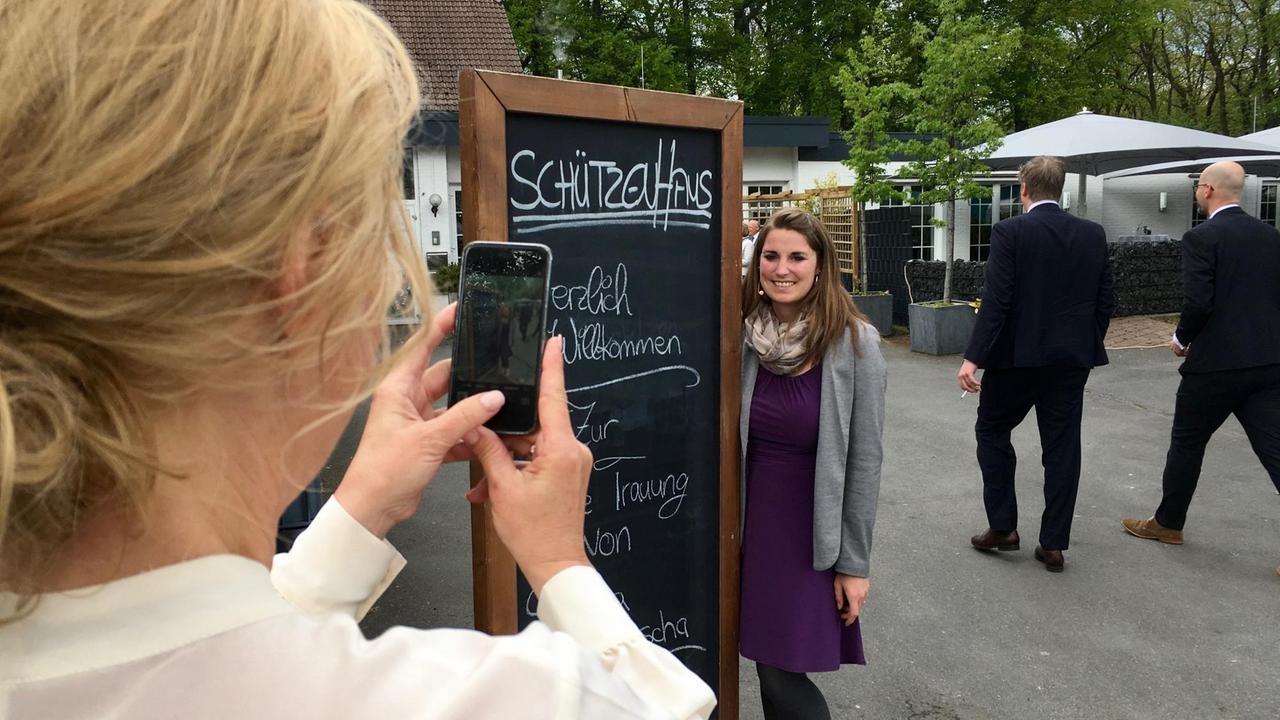Braut fotografiert Traurednerin Braut fotografiert Traurednerin